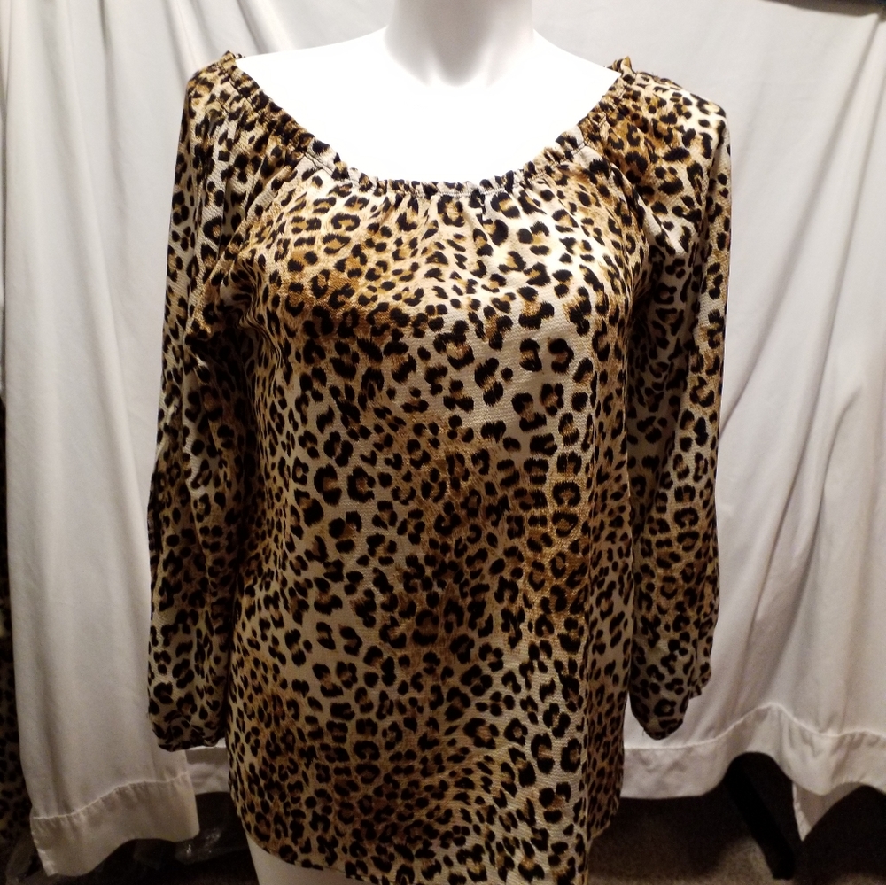 Long sleeve leopard print top